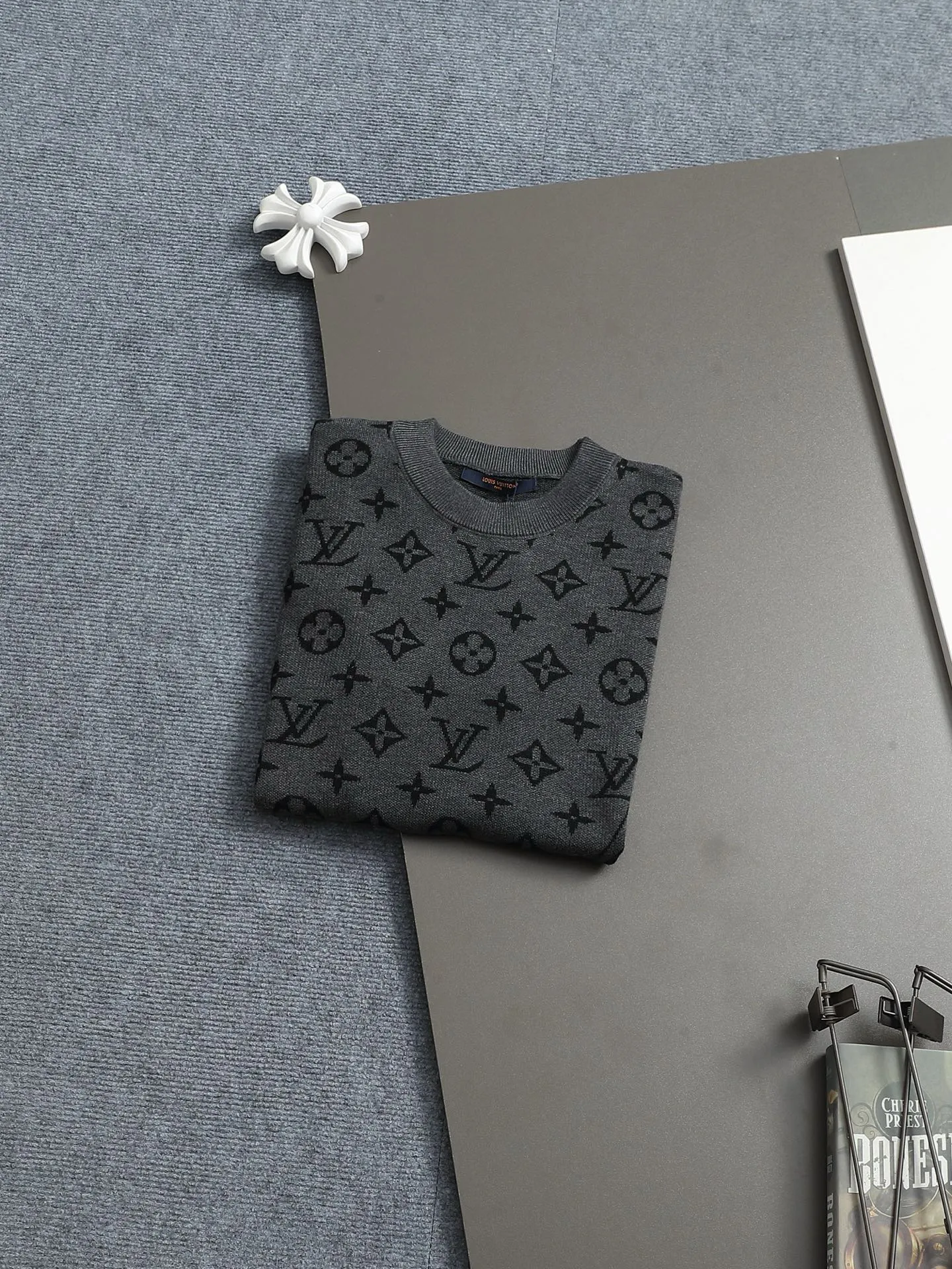 🅿️220 Louis Vuitton/Louis Vuitton Sweater jacquard towel embroidery The large logo is exquisitely upgraded, inspired by the retro embroidery of the 1980s. The original fabric is the same as the official short-sleeved T-shirt. The fabric is dyed in the same vat. It feels very comfortable. The latest brick cabinet synchronization for spring and summer. Fashionable and personalized. Super versatile and good-looking. It is very suitable for both men and women. A must-have for everyone. Hang tag. Collar label. Washed wheat. Complete with three labels. Color: Black Size: S M L XL